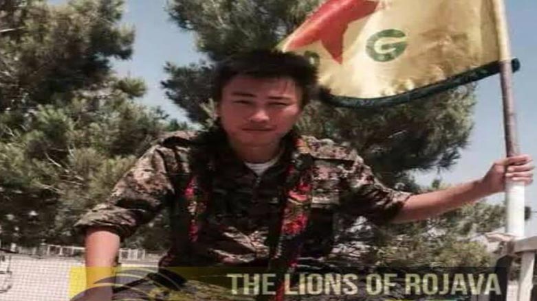 هوانگ لى، به‌ ره‌چه‌ڵه‌ك چينييه‌ و خاوه‌نى ره‌گه‌زنامه‌ى بريتانييه‌ و ده‌رچووى زانكۆى مانچسته‌ره‌ و به‌رگرى له‌ عفرين ده‌كات